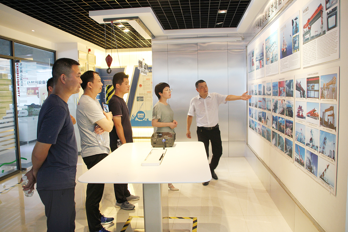 總經(jīng)理邱曉紅、副總經(jīng)理顏劍一行人蒞臨微特