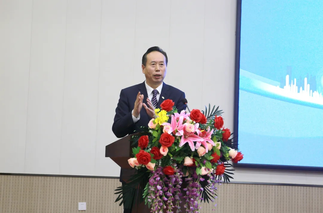 衛(wèi)華集團(tuán)黨委書記、總裁俞有飛致辭