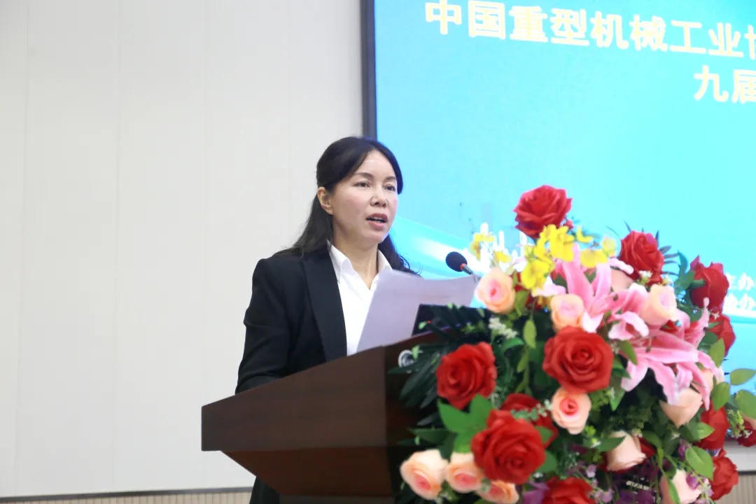 苗紅宣讀《關(guān)于表彰2019年度優(yōu)秀橋、門式起重機(jī)生產(chǎn)企業(yè)的決定》