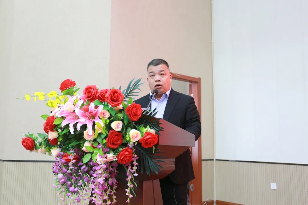 任海濤宣讀《關(guān)于表彰2019年度優(yōu)秀起重機(jī)配套件供應(yīng)商的決定》