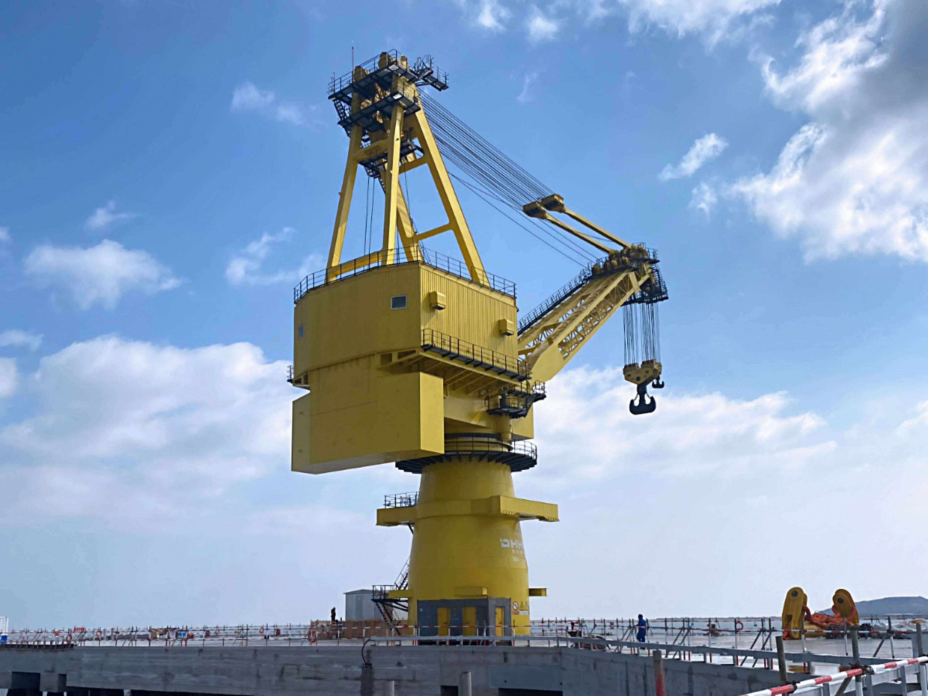 微特產(chǎn)品助力大連華銳大型門座機安全作業(yè)